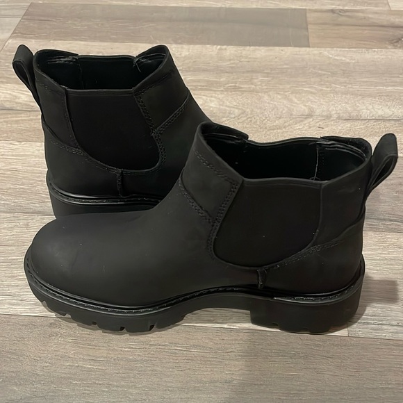 Ugg Loxley Boot - Picture 12 of 14